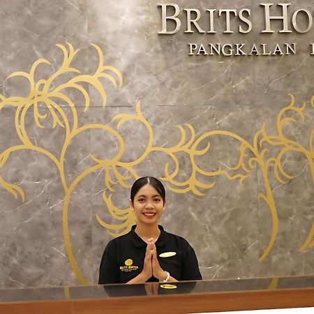 Brits Hotel Pangkalanbuun Exteriör bild